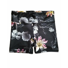 Charger l'image dans la galerie, short flower themed made out of recycled plastic fabric