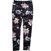 Charger l'image dans la galerie, Leggings flower recycle plastic fabric