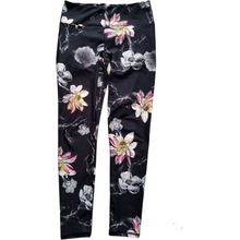 Load image into Gallery viewer, Leggings flower recycle plastic fabric
